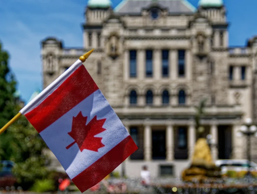 How to obtain a Canadian working holiday visa?